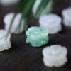 Jade de Birmania un artículo hielo glutinoso de doble cara flor de ciruelo joyería con agujero pasante decoración de cordón pequeño accesorios de jade DIY cuentas superiores para collar