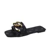Pantuflas de exterior para mujer 2026, diseño de cadena metálica moderno, nuevo diseño de nicho, sandalias tipo chancla cuadradas casuales para playa, venta al por mayor