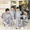 Traje deportivo de moda para primavera y otoño para hombres y mujeres, conjunto casual de tres rayas para padres e hijos, conjunto de chándal para parejas, conjunto de dos piezas de cárdigan y pantalones largos