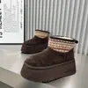 Botas de neve estilo étnico para mulheres, cano curto, sola grossa, que aumentam a altura, novo estilo de inverno 2026, com forro integrado de couro e pele, forradas com fleece e espessadas para aquecimento