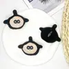 Huevo rojo de moda lindo peluche accesorios para niños Libro Rojo Pequeño Muñeca del Mismo Estilo Muñeca de Dibujos Animados Accesorios de Broche