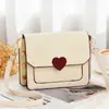 Bolsa Transversal com Corrente e Lenço de Seda 2025 Novo Estilo Ins Bolsa de Ombro em Formato de Coração para Mulheres Bolsa Quadrada Pequena Bolsa Transversal de Mão Simples Versátil