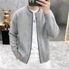 Suéter cárdigan de botones para otoño e invierno, estilo retro casual moderno de dos piezas simuladas para hombre, tejido juvenil y sofisticado