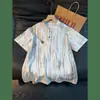 Camiseta Henley de Manga Corta con Cuello Henley y Estampado Tie-Dye Estilo Americano para Hombre, Camisa Polo de Verano de Alta Gama con Cuello Alto, Top Casual Holgado