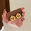 Pendientes de Camelia Tridimensionales con Dibujo de Alambre Método Antiguo Sentido de Lujo Ligero Retro de Alta Gama Diseño Personalizado Moda Pendientes Elegantes Versátiles