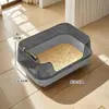 Caja de arena para gatos grande semi-cerrada con valla alta, inodoro para gatos domésticos con tapete para pies, anti-salpicaduras, anti-olor, suministros para mascotas al por mayor