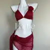 Estilo Puro Desejo Bolsa Triangular de Tricô Cor Vinho Conjunto de Biquíni de Três Peças com Flor Rosa Maiô Dividido para Mulheres Férias na Tailândia Praia