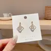 Brincos de Luxo Leve de Alta Qualidade Brincos de Pérola Femininos Novos Brincos 2025 Brincos com Design de Nicho Atacado do Mercado Noturno de Yiwu