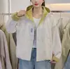 Jaqueta curta com capuz color block fashion e moderna estilo coreano 2026, solta e modeladora, casaco casual de abotoamento simples para mulheres