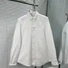 Venta Directa de Fábrica de Camisas para Hombre de Tela Oxford de Alta Calidad, Color Sólido, Manga Larga, con Logo en el Cuello Trasero, Versátiles para el Uso Diario