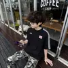 Camiseta de Manga Corta con Pliegues Bordados de Marca Moderna Estilo Americano para Hombre, Verano, Parche de Tres Rayas Gris, Corte Holgado, Top de Alta Costura para Pareja