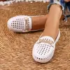 E-commerce Transfronteiriço Tamanho Grande Verão 2026 Novas Sandálias Femininas Strass Fundo Plano Vazado Uma Tira Slip-on Sandálias Femininas Atacado