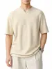 Ropa para Hombre Fengshe / 2026 Verano Nueva Camiseta Base de Rayas Verticales Texturizadas para Hombre de Manga Corta con Cuello en V