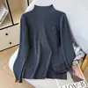 Suéter Feminino Outono/Inverno 2026: Camisa básica de gola alta com um design estiloso apresentando adornos de letras e rebites, blusa de malha interna de manga longa e gola redonda