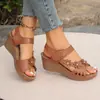 Nuevas sandalias de cuña de gran tamaño con estampado floral transfronterizo europeo y americano, sandalias de playa de verano 2025, huecas, suela gruesa europea y americana, venta al por mayor, talla grande