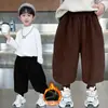 Pantalones de felpa para niños Otoño Invierno 2026 Estilo Nuevo Pantalones deportivos casuales gruesos para niños Pantalones de algodón polar de una pieza para invierno
