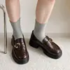Un par versátil de mocasines de primavera y otoño con suelas gruesas, de estilo británico, adecuados para dropshipping; zapatos retro para mujer, zapatos de cuero negro para mujer