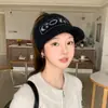 Gorro de punto afelpado con estampado de letras para otoño e invierno para mujer, adecuado para ciclismo al aire libre, protección contra el frío, se puede peinar con una coleta alta, cálido y a prueba de viento