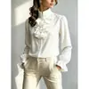 Camisa vintage con cuello alto fruncido, tela texturizada plisada, exquisita tapeta de botones, mangas largas holgadas