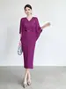 Vestido europeo y americano transfronterizo de talla grande, corte holgado, con cuello en V, cinturón para ceñir la cintura, adelgazante, irregular, con pliegues de escamas de dragón, elegante estilo Issey Miyake