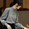 Camisa cinza de gola alta parcial estilo francês para mulheres, nova coleção primavera/outono 2026, moderna e de corte solto, com efeito emagrecedor