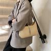 Bolsa de alta qualidade 2025 Nova bolsa feminina da moda primavera e verão Bolsa de ombro simples para todos os tipos de viagem Textura Nicho Bolsa de axila