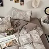 Conjunto de cama de quatro peças em gaze dupla para mãe e bebê, grau A, com estampa floral retrô, incluindo uma capa de edredom, um lençol de elástico e um conjunto de lençol de três peças para dormitórios.