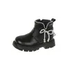 Botas de cuero para niña, nuevo estilo otoño 2026, botas Martin retro con perlas, estilo coreano, botines casuales de moda y versátiles.