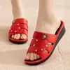 Pantuflas de tacón alto para mujer para verano, de suela gruesa, a la moda, antideslizantes, de suela blanda, adecuadas para uso en casa, zapatos de mamá, sandalias de cuña sociales