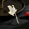 Estilo Coreano Moda Simples Broche Folha de Bordo Cravejado de Diamantes Pérola de Água Doce Dourado Elegante Elegante Elegante Alfinete de Camisa Corsage
