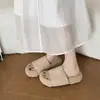 Pantufas fofas de outono e inverno com um design único, apresentando uma única tira, um material quente e macio, e uma paleta de cores moderna, perfeitas para usar em casa