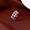 Anel Aberto Larga Flor de Zircônia Banhado a Ouro Real com Design Vazado, Toque de Luxo Leve e High-End, Anel para Dedo Indicador, Joia Versátil de Nicho