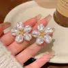 Pendientes de Flor de Perla Retro Barrocos de Lujo Ligero Elegantes de Gama Alta para Mujer Otoño e Invierno Nuevos Joyas para Orejas de Celebridad de Internet