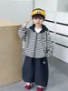 Conjunto de Cardigã Listrado para Meninos Primavera e Outono Estilo Coreano Conjunto Esportivo Tendência Cool de Duas Peças Roupas para Bebês e Crianças Pequenas