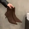 Botas de moda de gamuza marrón con punta fina y tacón alto, botines cortos de tacón fino, botas elásticas con forro de felpa, botines de tobillo de moda estilo coreano 2026