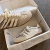 Tênis de treino alemão de nicho feminino 2026 Primavera Outono Novo Estilo coreano Finos casuais de plataforma Cadarço Confortáveis Respiráveis Sapatos brancos