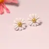 Pendientes Asimétricos de Plata de Ley 925 con Aguja, Esmalte Blanco Fresco, Margarita, Abeja y Pato Mandarín