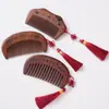 Pente pequeno de sândalo vermelho em formato de lua com franjas, artesanato esculpido, pente de cabelo liso, escultura de gato, presente compacto, item cultural e criativo para casa e viagem