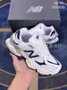 Zapatos Putian Nb9060 Serie Pezuña de Elefante Bebé Original Puro Zapatos Deportivos y Casuales Retro para Hombre y Mujer Color Rosa