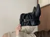 Botines de estilo retro con caña corta, con un aumento interno de altura de 5 cm, puntera cuadrada pequeña y un moderno diseño de hebilla de cinturón, perfectos para la temporada de otoño 2026
