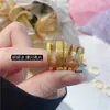 Loja de Ouro Estilo Igual Anel Gelo Triturado com Design de Céu Estrelado, Cor Duradoura, Versão Estreita de 2mm, Par de Anéis Deslumbrante, Aliança Lisa para Mulheres