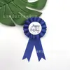 Pin de hojalata rosa personalizado en stock de una capa para fiesta de feliz cumpleaños, insignia de corsage