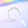 Anillo S925 Plata de Ley Diamante de Alto Carbono Forma de V Fila Lisa de Anillos para Mujer con Diseño de Nicho Anillo Simple Apilado de Fila de Diamantes Joyería Lista para la Venta