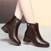 Colección de otoño e invierno: Botas de moda de caña corta, punta cuadrada, piel suave, tacón grueso y cremallera lateral, de color liso simple y acabado brillante, para mujeres de mediana edad.