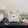 Bolsa de ombro transversal acolchoada estilo Chanel, bolsa balde versátil para o dia a dia de luxo leve, bolsa de ombro e transversal com fecho de trava de nicho