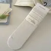 Meias Brancas Retas Simples para Primavera e Verão Estilo Coreano Padrão Escuro Laço de Coração Meias de Cano Médio Borda de Renda Meias de Algodão Respiráveis para Mulheres