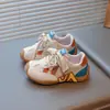 Tênis Casuais de Corrida Infantil 2026 Primavera Novo Estilo Moda Feminina Cor Contrastante Malha Respirável Tênis Esportivos Antiderrapantes para Meninos