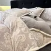 Juego de Cama de Cuatro Piezas de Terciopelo Tallado de Gama Alta Lujo Ligero Sentido de Gama Alta Ropa de Cama de Terciopelo de Leche Superficie de Coral Grueso Sábana Funda de Edredón