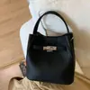 Bolsa transversal feminina fashion e versátil, bolsa de mão com toque de luxo, bolsa saco de design nichado, bolsa cesta, transfronteiriça