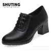 Sapatos femininos de couro macio, sapatos confortáveis de sola macia e salto médio para mulheres de meia-idade, sapatos de couro com sola macia, salto plataforma, tamanhos grandes, antiderrapantes